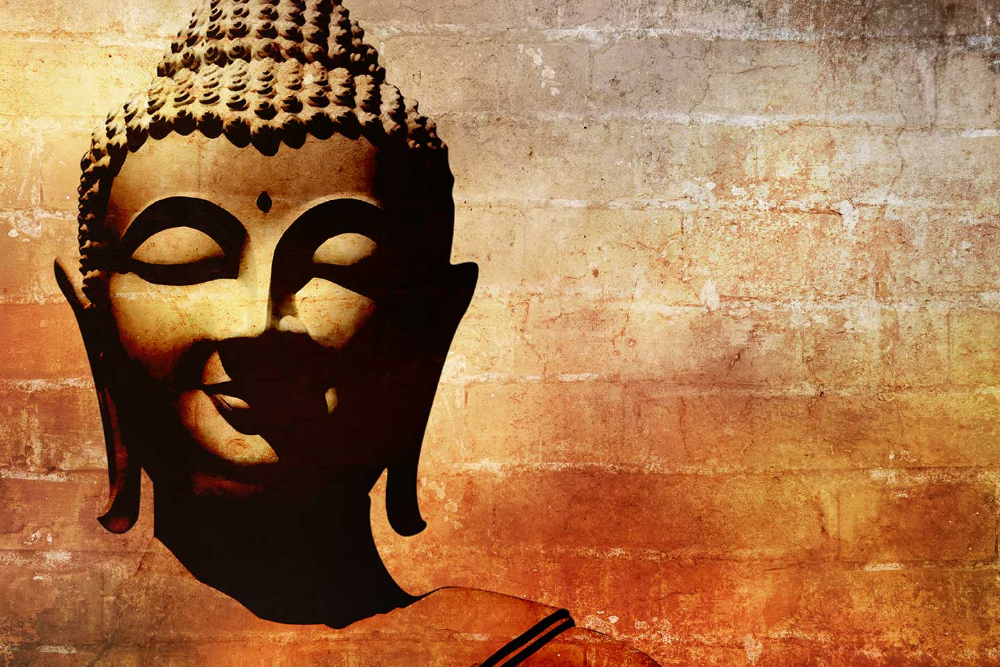 Buddha voor oude muur